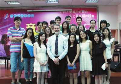 美国钢琴大师ThomasJohnLymenstull与杭州新世纪音乐学校钢琴教师合影