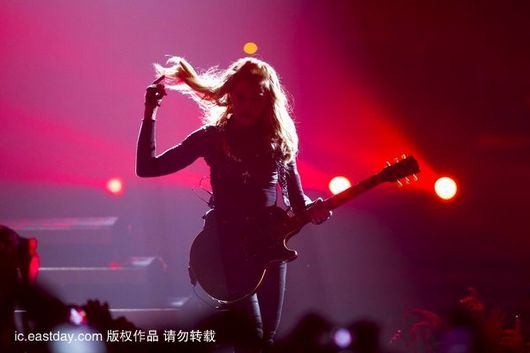 当地时间2012年6月28日，德国柏林，麦当娜（Madonna）世界巡演柏林站，天后百变造型惊艳全场，化身啦啦队长渔网丝袜露PP性感销魂。
