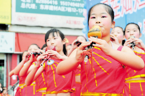 00后玩葫芦丝挺能“吹”