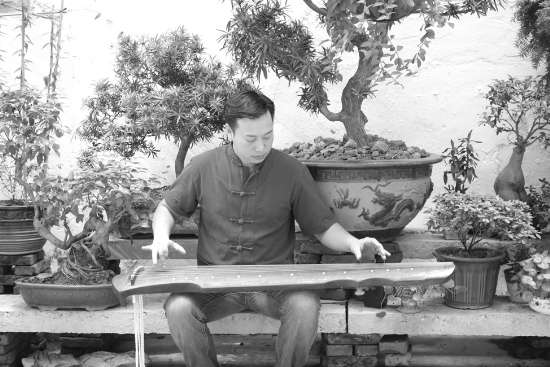 图为余乐欣在弹奏古琴，该琴为其自制的&ldquo;春雷&rdquo;。