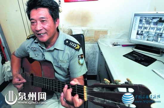 保安大叔弹吉他唱歌来娱乐生活