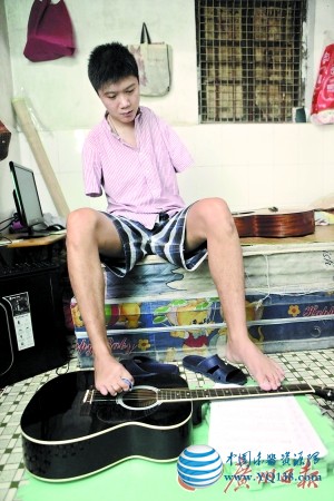 无臂剪纸青年学吉他啦!