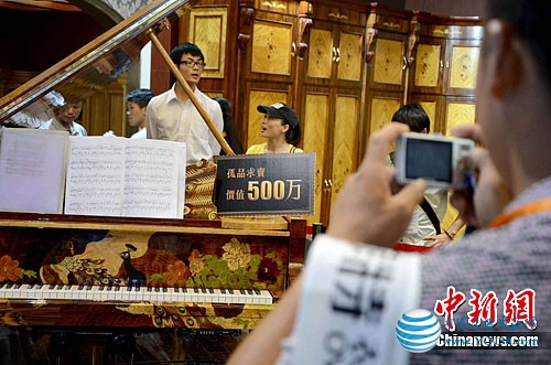 价值500万镶花钢琴亮相广州建筑博览会