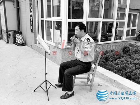 铜川“文艺男保安”精通四种乐器 引来网友追捧