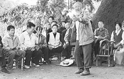 88岁的李昌禄在房县门古寺镇古树下唱《诗经》民歌