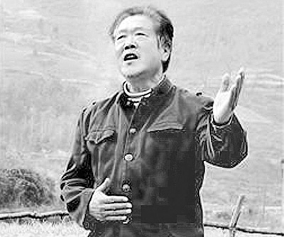 房县70岁的农民邓发鼎引吭高歌《诗经》民歌。
