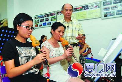 长泰母女厦门拜师学葫芦丝  教授深受感动免费帮助
