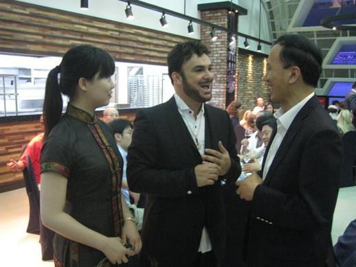 中国政府代表赵振格与以色列巨星同唱民歌