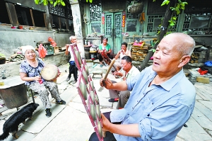 马志强是陈家台村银音会的骨干，一有时间他就会约几位乡亲奏上一曲，商量怎么把这一古老的民间文化传承下去。摄影 陈艳军