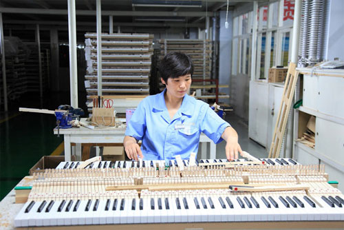 金斯波格钢琴有限公司生产线