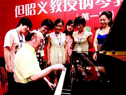 三峡晚报讯 但昭义教授和学员交流。通讯员鲜杰 摄