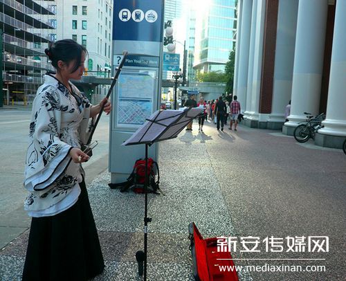 合肥二胡女孩惊艳温哥华系首获街头艺术家牌照华人