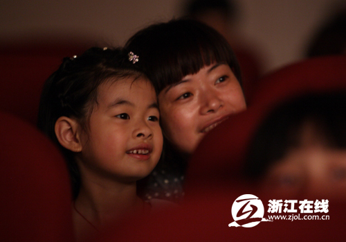 小朋友享受着自己的交响畅游在音乐的海洋中意犹未尽