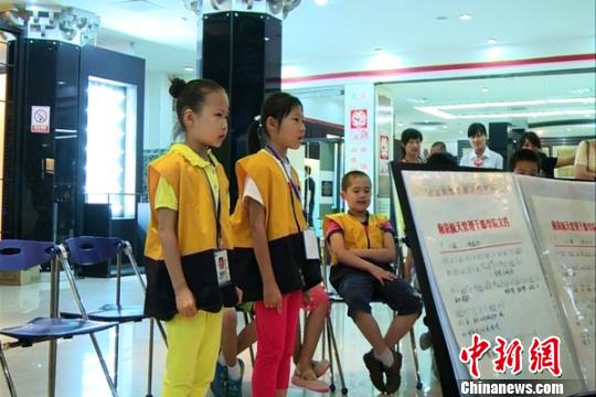 南京小学生向老艺人学习地方戏曲白局