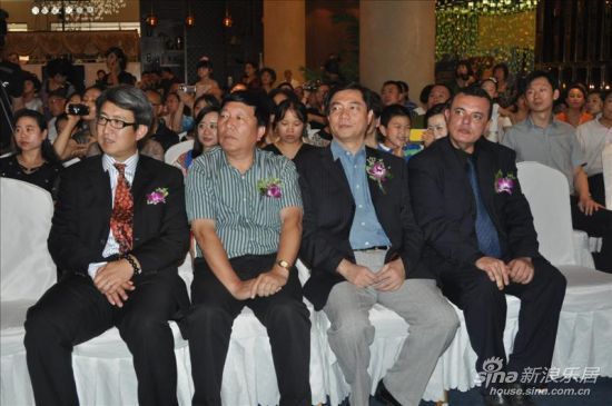 众多艺术家参加颁奖典礼