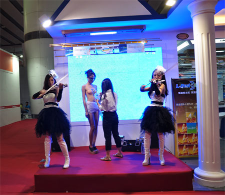 建博会现场美女演奏旋律动听小提琴(图)