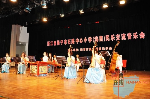 浙江海宁石路小学教师民乐团音乐会在海师院举行