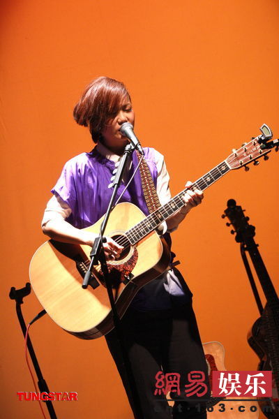 卢凯彤举行音乐会 五支吉他轮番上阵