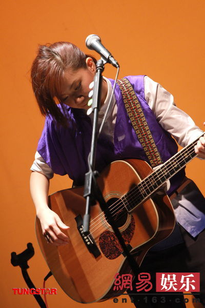 卢凯彤举行音乐会 五支吉他轮番上阵