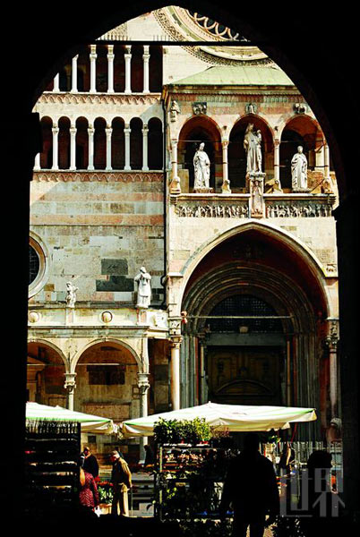 克雷蒙纳是现代小提琴之乡，同时也是古今音乐家的手工小提琴制作圣地