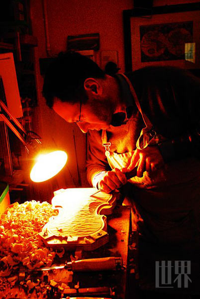 Luca是一位对自己很严苛的年轻琴匠