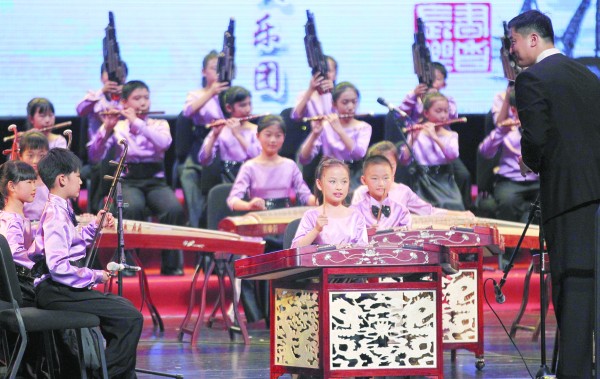 小学生民乐团奏响大剧院
