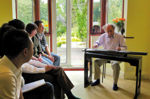 外国人和华人在英国进行古琴交流。/图片为佛山日报奥运报道组 丁铨摄