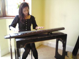 正在演奏古琴的关艳萍。/图片为佛山日报奥运报道组 丁铨摄主持人