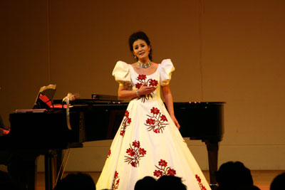 尤泓斐献上东西方名曲 “茶花女”跨界唱通俗