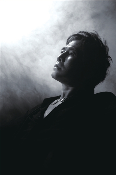 齐秦给女儿弹吉他练乐感    淡看伤情调侃火文身