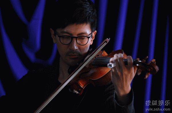 张鲁一演奏小提琴剧照