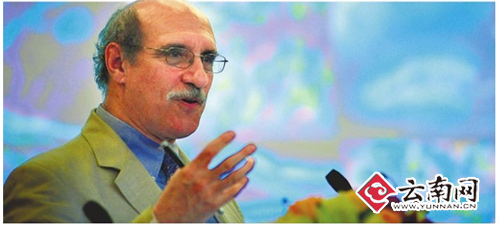 诺奖获得者马丁·查尔菲昆明演讲   现场吉他弹唱