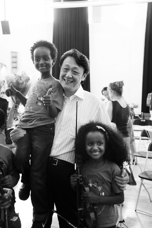 谭利华伦敦唯一一天 留给指挥贫困学生“和声”