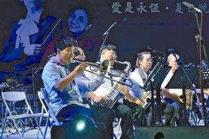 残障人士的管乐表演感人至深。