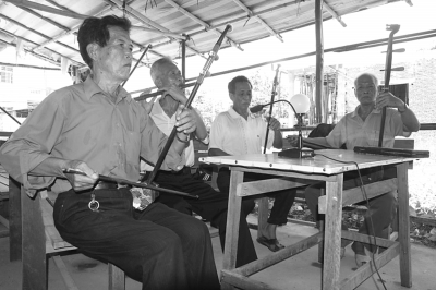 三亚退休大学教师致力于崖州民歌保护工作(图)