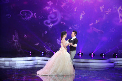 蔡国庆赠华服与张倩云起舞