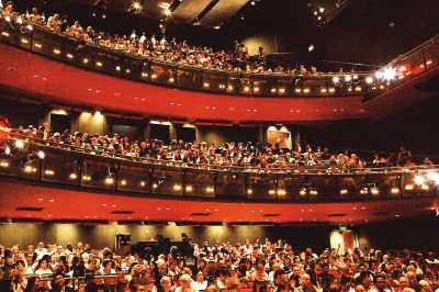 英国伦敦萨德勒斯威尔斯剧院座无虚席