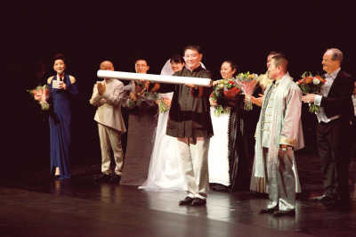 中国驻英国大使馆参赞吴逊代表使馆接受了李斌权先生赠送的&ldquo;沁园春&middot;雪&rdquo;