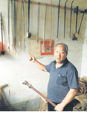 邯郸花甲老人巧手能做20余种乐器想收徒