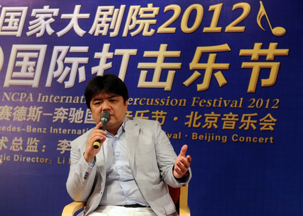 李飚执棒拿槌两不误