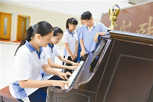高中生将获奖钢琴 捐给元平特殊学校
