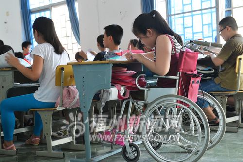 “轮椅女孩”被爱包围：葫芦丝表达对老师的深爱