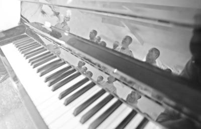 僧尼组成佛家乐团引争议 用西洋乐器演奏(图)