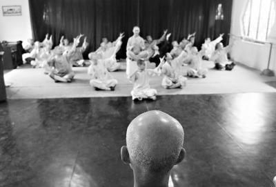 僧尼组成佛家乐团引争议 用西洋乐器演奏(图)