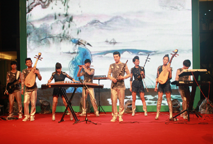 白玉玺乐团忙不停 演绎现代古乐风