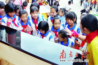 乡村小学有了第一架钢琴