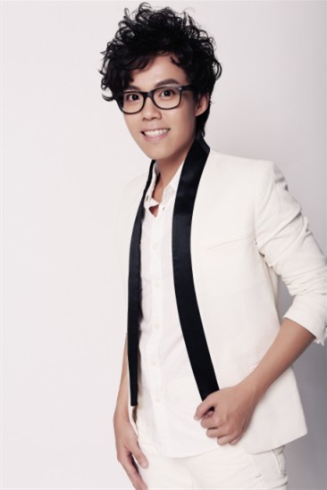 海南歌手何奕助阵南宁民歌节 与巨星同台