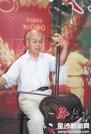 老人用油漆桶制成二胡