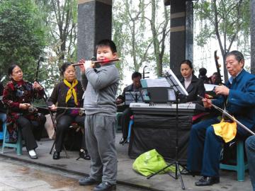 内江10岁盲童天赋过人 听过的曲子就能吹出来