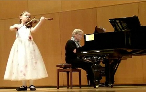 英国7岁女童琴术精湛被誉“莫扎特在世”